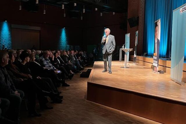 Das Bürgerhaus Süd in Recklinghausen, daneben NRW-Innenminister Herbert Reul.