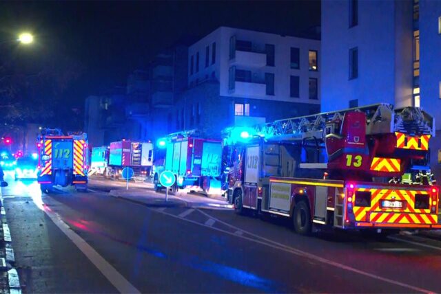 Mehrere Löschfahrzeuge der Feuerwehr stehen auf einer Straße.