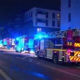 Mehrere Löschfahrzeuge der Feuerwehr stehen auf einer Straße.