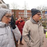 Eine Frau und ein Mann blasen in eine Trillerpfeife