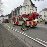 Ein Drehleiter-Fahrzeug der Feuerwehr steht auf dem Oerweg in Recklinghausen. Auch ein Feuerwehrmann ist zu sehen.