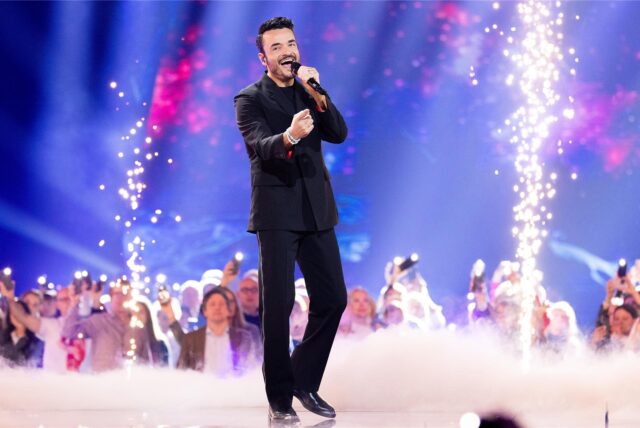 Sänger Giovanni Zarrella steht bei der Aufzeichnung der Helene-Fischer-Show auf der Bühne.