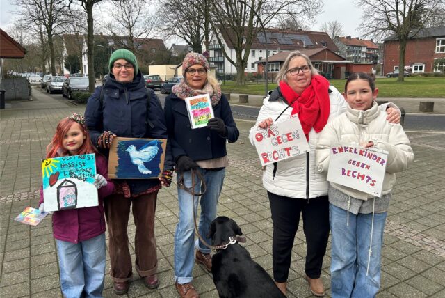 Auf der Mahnwache auf dem kirchplatz der St. Josef Kirche in Habinghorst haben sich am Samstagmittag Groß und Klein zusammengefunden.