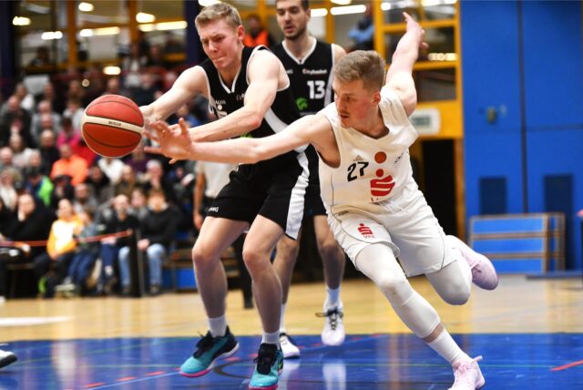 Basketball Regionalliga West 15. Februar 2025, Rosa-Parks-Halle. Hertener Löwen – Citybasket Recklinghausen 75:65. David Verhülsdonk versucht gegen Recklinghausens Malte Schröder an den Ball zu kommen,