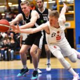 Basketball Regionalliga West 15. Februar 2025, Rosa-Parks-Halle. Hertener Löwen – Citybasket Recklinghausen 75:65. David Verhülsdonk versucht gegen Recklinghausens Malte Schröder an den Ball zu kommen,