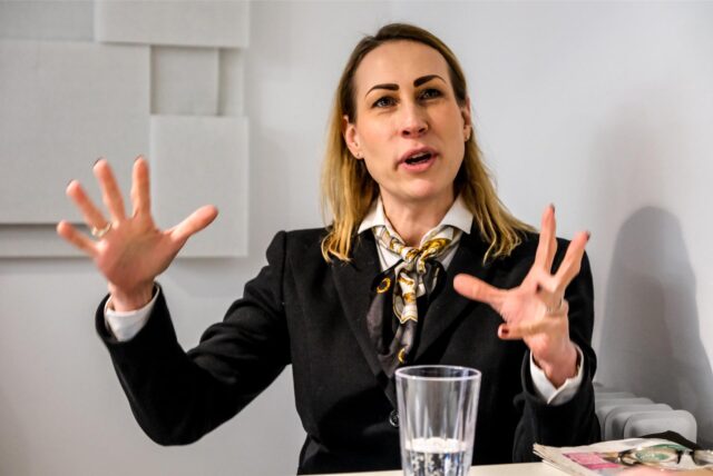 Dr. Anna Rathert gestikuliert.