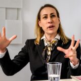Dr. Anna Rathert gestikuliert.