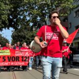 Ein Mann mit einem T-Shirt mit der Aufschrift „Stahl ist Zukunft“ und einem Megafon in der Hand läuft vorneweg. Im Hintergrund folgt eine Demonstration der Gewerkschaft IG Metall. Bereits im Sommer hatte die Gewerkschaft in Dortmund demonstriert.