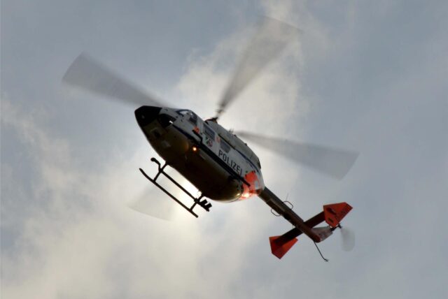 Ein Polizeihubschrauber in der Luft.