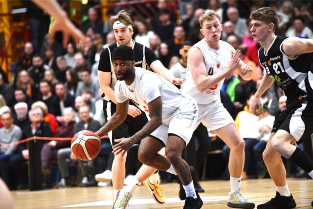 Basketball Regionalliga West 15. Februar 2025, Rosa-Parks-Halle. Hertener Löwen – Citybasket Recklinghausen 75:65. Lennard Kaprolat, Bryant Allen, Tim Müller, Henning Gustrau.