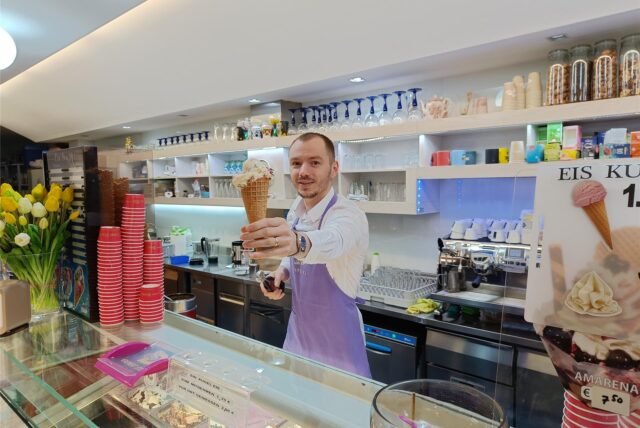 Das Bild zeigt einen Mitarbeiter des Eiscafe Donat, denn die Eisdielen in der Dortmunder Innenstadt starten so langsam in die neue Saison.