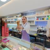 Das Bild zeigt einen Mitarbeiter des Eiscafe Donat, denn die Eisdielen in der Dortmunder Innenstadt starten so langsam in die neue Saison.