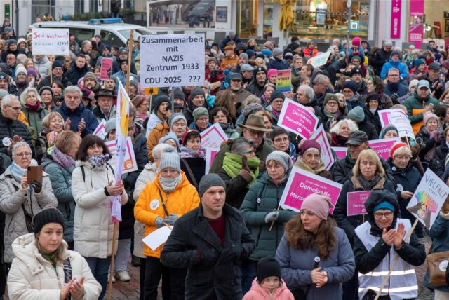Menschen bei Demonstration auf dem Halterner Marktplatz