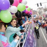 Rosenmontagszug in Recklinghausen: Kostümierte Frauen winken von einem Wagen in die Menge.