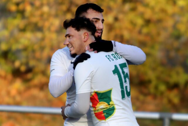 Zwei Spieler des FC Roj jubeln gemeinsam.