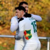 Zwei Spieler des FC Roj jubeln gemeinsam.