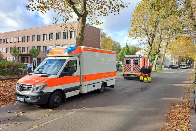 Rettungskräfte und Rettungswagen stehen an der Ernst-Immel-Realschule.