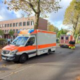 Rettungskräfte und Rettungswagen stehen an der Ernst-Immel-Realschule.