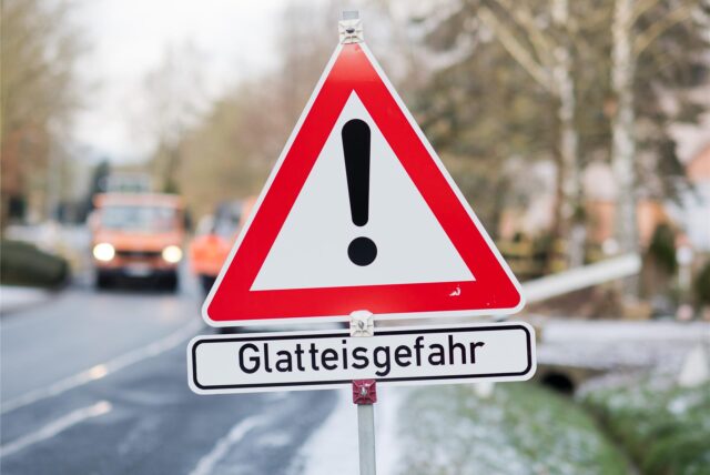 Schild Glatteisgefahr