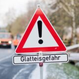 Schild Glatteisgefahr