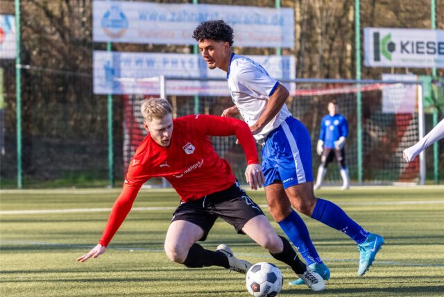 Tim Babosek grätscht zum Ball.