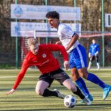 Tim Babosek grätscht zum Ball.