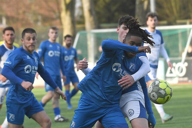 Mit 2:1 setzte sich der SV Wacker Obercastrop (blaue Trikots) gegen den FC Brünninghausen durch.
