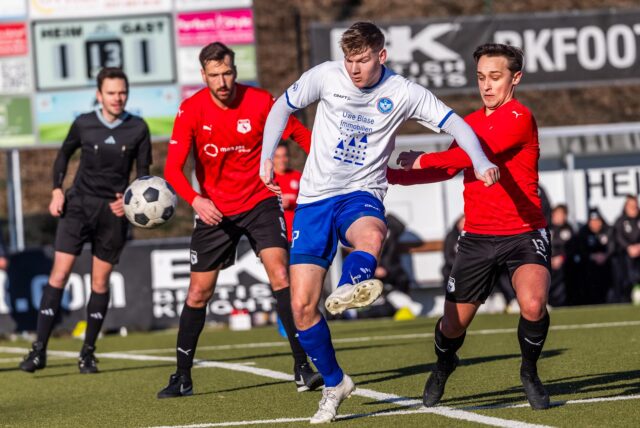 Tim Babosek (M.) und Westfalia Huckarde verloren gegen den FC Castrop-Rauxel.