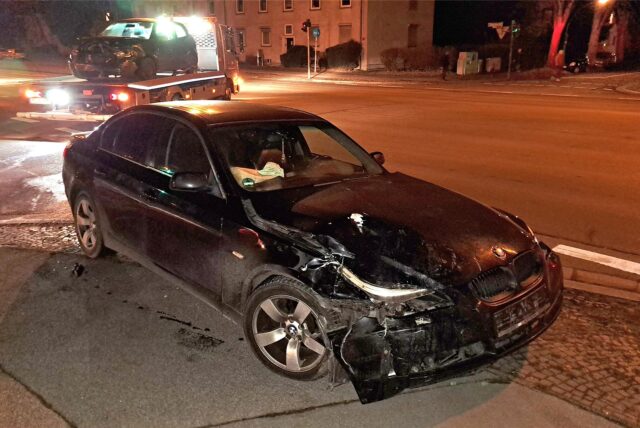 Im Vordergrund steht ein schwer beschädigter BMW, im Hintergrund wird ein Polo abgeschleppt.
