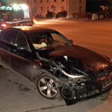 Im Vordergrund steht ein schwer beschädigter BMW, im Hintergrund wird ein Polo abgeschleppt.