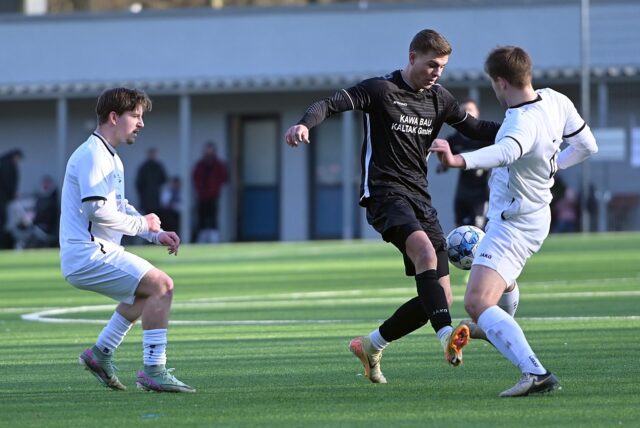 Nick Schorn dribbelt mit dem Fußball