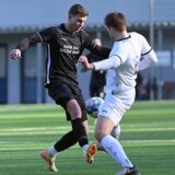 Nick Schorn dribbelt mit dem Fußball