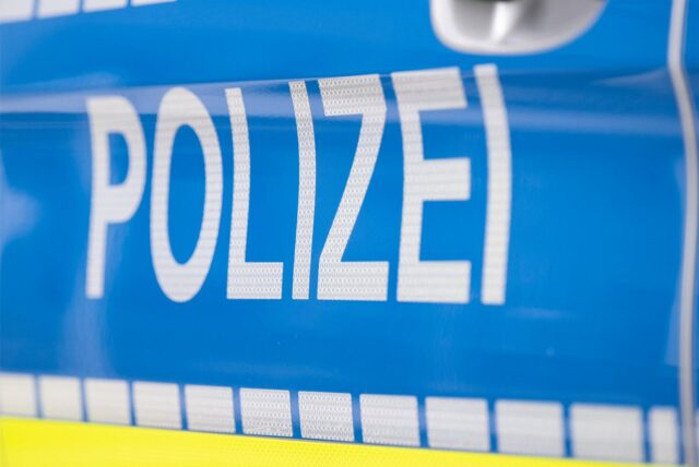 Der Schriftzug «Polizei» ist auf einem Streifenwagen zu lesen.
