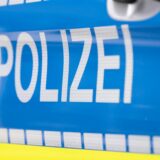 Der Schriftzug «Polizei» ist auf einem Streifenwagen zu lesen.