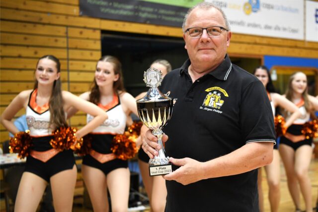 Basketball, 20. August 2023, Vest-Cup, Finale in der Rosa-Parks-Schule. Hermann Zechel, Präsident der Hertener Löwen seit nunmehr 10 Jahren, präsentiert stolz den Siegerpokal für die 1. Mannschaft des Vereins.