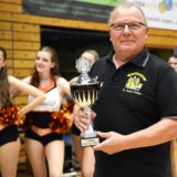 Basketball, 20. August 2023, Vest-Cup, Finale in der Rosa-Parks-Schule. Hermann Zechel, Präsident der Hertener Löwen seit nunmehr 10 Jahren, präsentiert stolz den Siegerpokal für die 1. Mannschaft des Vereins.