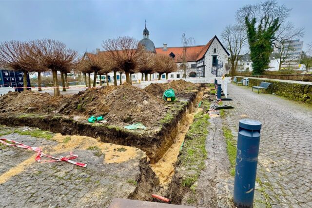Umfangreiche Arbeiten finden vor dem Wasserschloss Haus Rodenberg statt