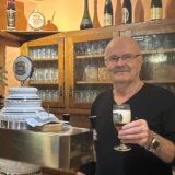 Milan Krizic zapft ein Bier im Restaurant Haus Stiepelmann in Dortmund-Wickede ein DAB-Bier.