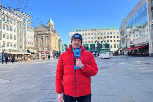 Tim Hübbertz steht auf dem Alten Markt und berichtet über die Fans von Sporting Lissabon, die auf dem Alten Markt in Dortmund vor dem Spiel gegen den BVB feiern werden.
