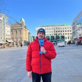 Tim Hübbertz steht auf dem Alten Markt und berichtet über die Fans von Sporting Lissabon, die auf dem Alten Markt in Dortmund vor dem Spiel gegen den BVB feiern werden.