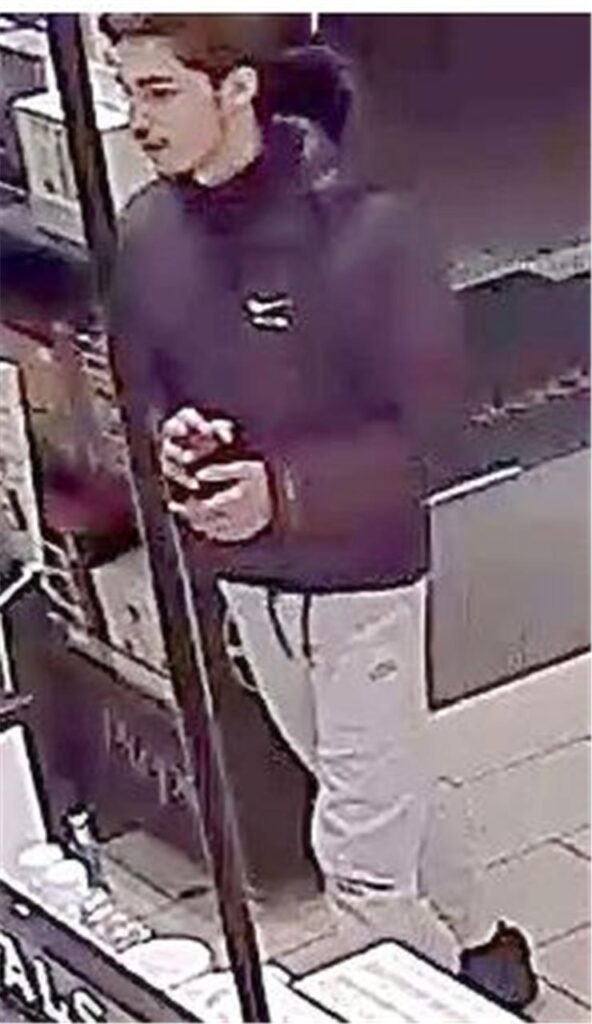 Die Polizei sucht nach zehn Tatverdächtigen.