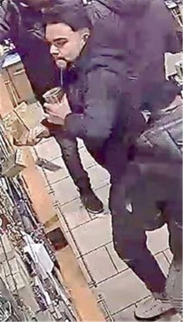 Die Polizei sucht nach zehn Tatverdächtigen.