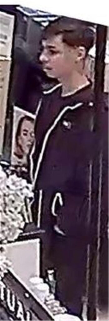 Die Polizei sucht nach zehn Tatverdächtigen.