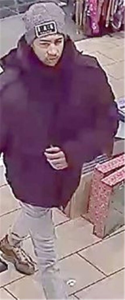 Die Polizei sucht nach zehn Tatverdächtigen.