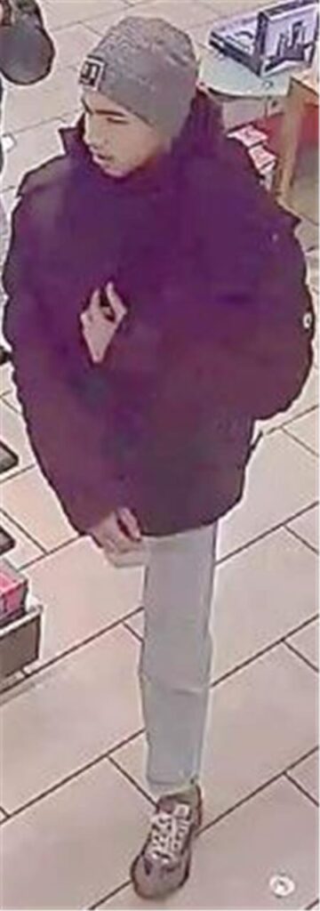 Die Polizei sucht nach zehn Tatverdächtigen.