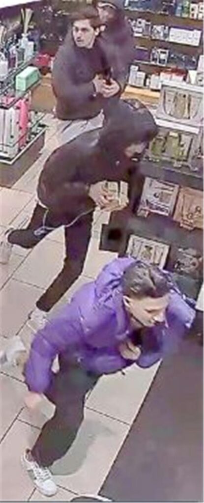 Die Polizei sucht nach zehn Tatverdächtigen.