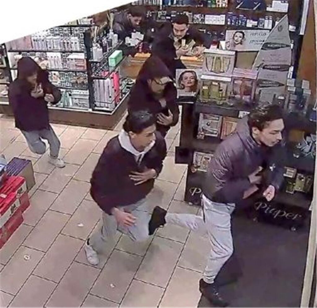 Die Polizei sucht nach zehn Tatverdächtigen.
