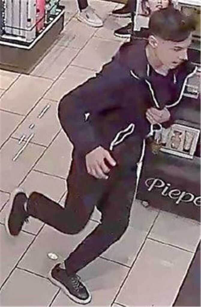 Die Polizei sucht nach zehn Tatverdächtigen.