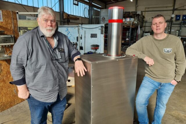 Zwei Männer stehen vor einem versenkbaren Metall-Poller.