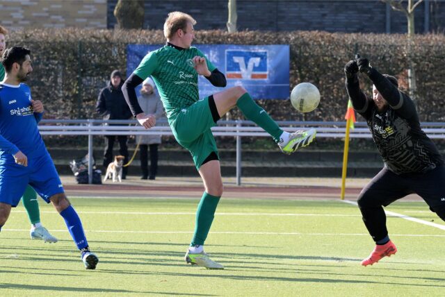 Ein Spieler von Westfalai Wethmar II schießt auf das Tor.